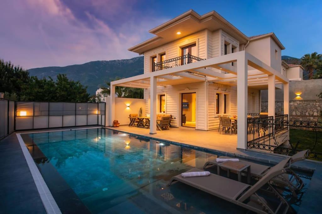 Havuzlu Korunakli Jakuzili Villa フェティエ エクステリア 写真