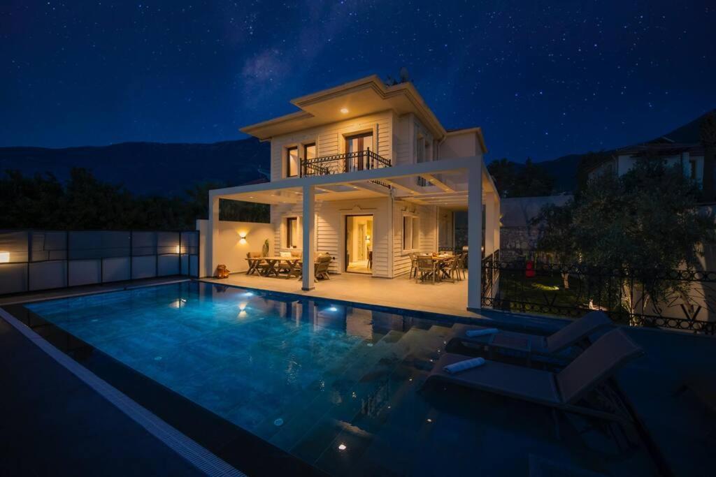Havuzlu Korunakli Jakuzili Villa フェティエ エクステリア 写真