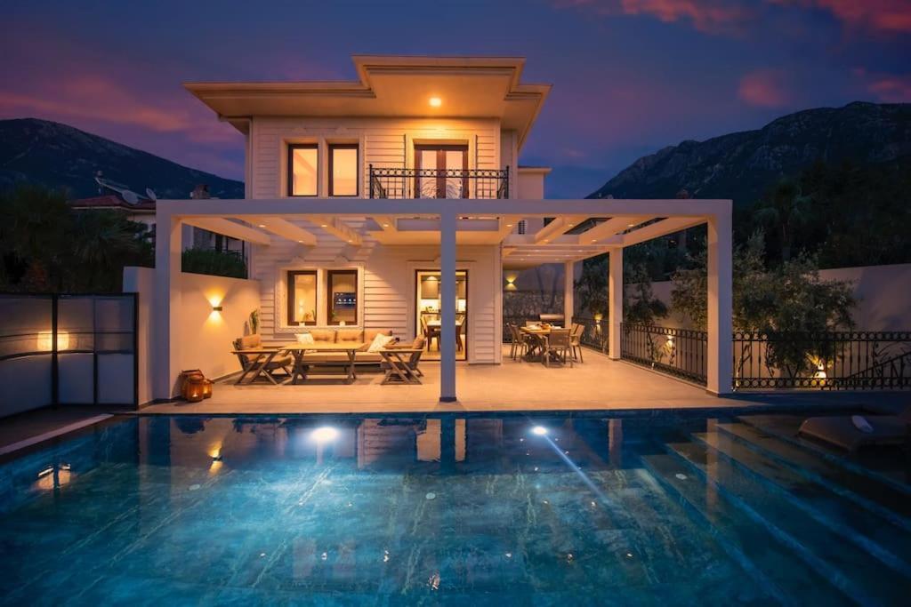 Havuzlu Korunakli Jakuzili Villa フェティエ エクステリア 写真